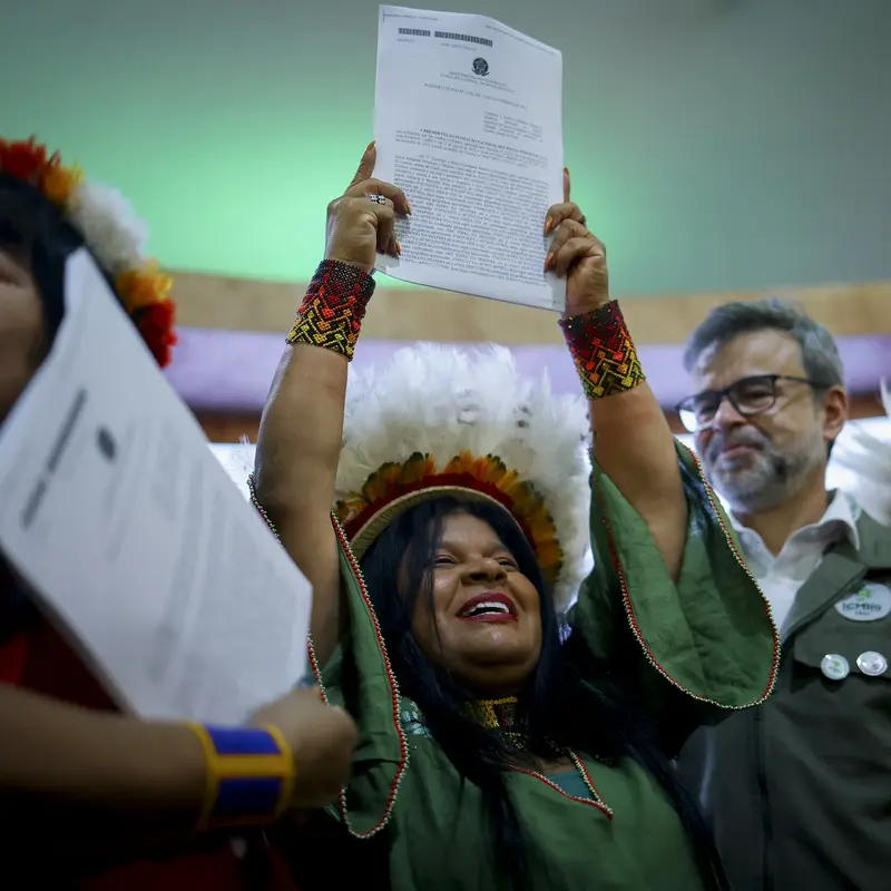 Brasiliens Ministerin für indigene Völker, Sonia Guajajara Sonia Guajajara, Brasiliens Ministerin für Indigene Völker, bei der Unterzeichnung zur Abgrenzung indigener Gebiete auf der COP30 teil.