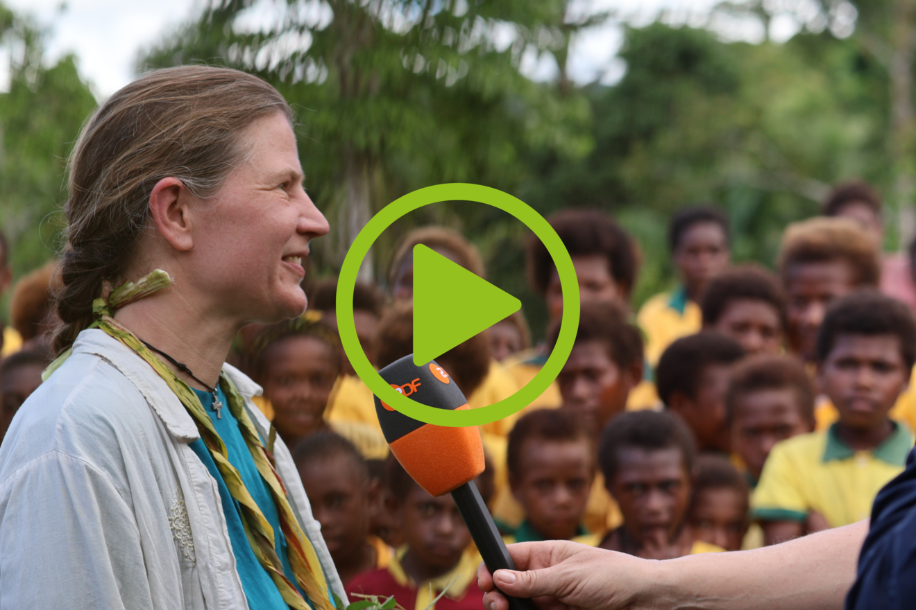 Eine Frau spricht in ein ZDF-Mikrofon. Es geht um einen Beitrag über PRIMAKLIMA.