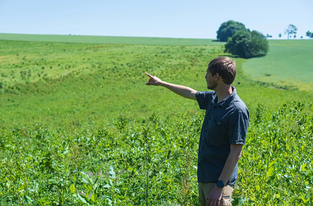 Leon Barthel vom PRIMAKLIMA-Team besichtigt Projektfläche
