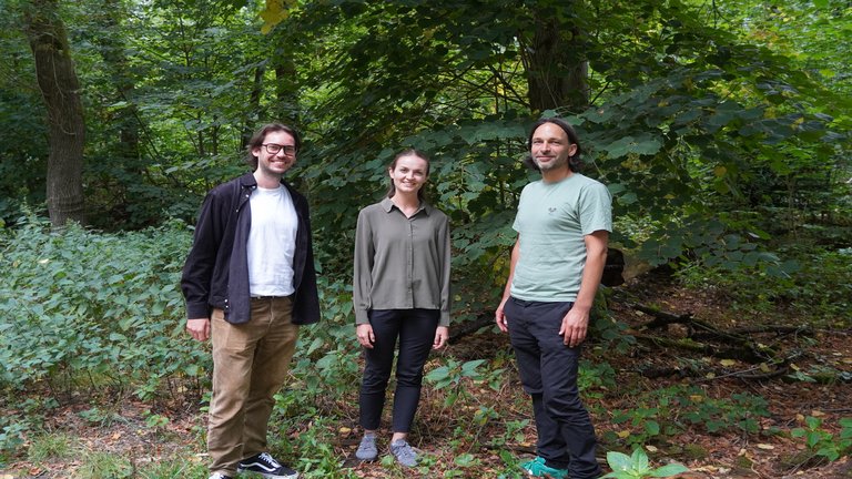 Deborah Werheit (Mitte) von der TARGOBANK Stiftung zu Gast bei PRIMAKLIMA in Köln Jan Tenbrock (PRIMAKLIMA, links), Deborah Werheit (TARGOBANK Stiftung, Mitte) und Lars Forjahn (PRIMAKLIMA, rechts) bei einem Waldspaziergang in Köln.