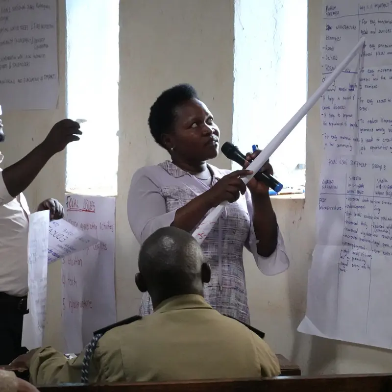 Katunguru_Workshops_2 Bei einem Community-Workshop in Uganda werden Erwartungen, Sorgen und konkrete Bedarfe herausgearbeitet.