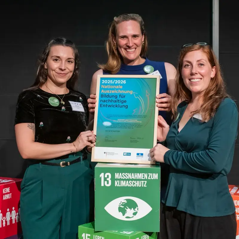 Vertreterinnen der Stiftung Zukunft Wald mit der UNESCO-Auszeichnung