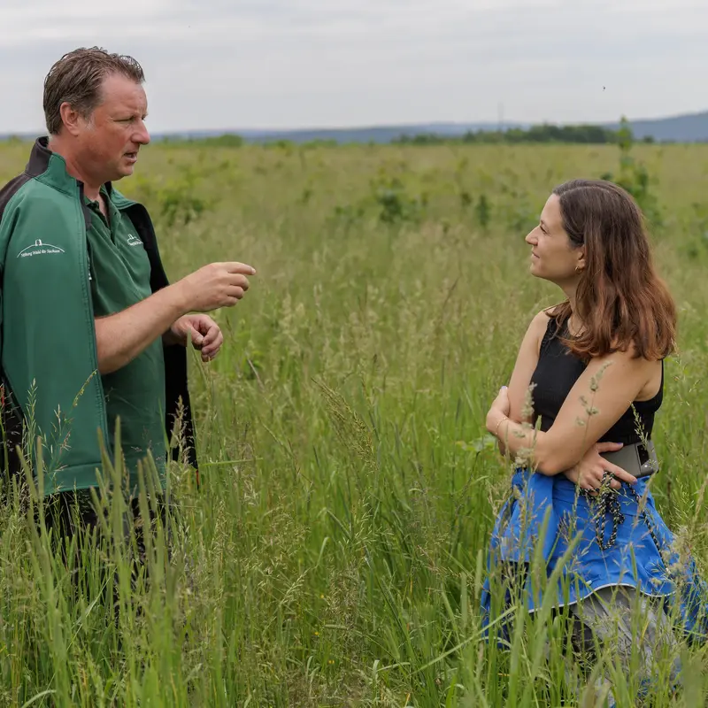 Zwei Personen sprechen auf einer Projektfläche.