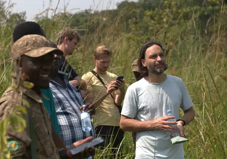 Die Reisegruppe um Lars, im Feld auf der Projektfläche