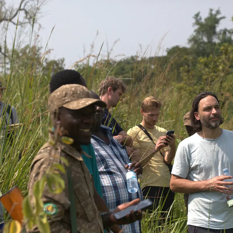 Die Reisegruppe um Lars, im Feld auf der Projektfläche