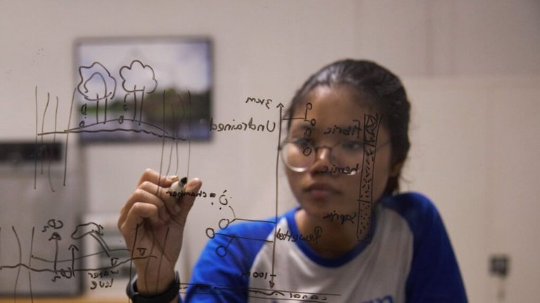 Junge Frau verarbeitet Daten beim Monitoring-Prozess