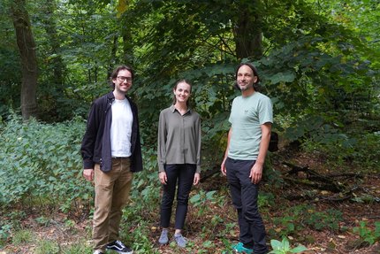 Deborah Werheit (Mitte) von der TARGOBANK Stiftung zu Gast bei PRIMAKLIMA in Köln  Jan Tenbrock (PRIMAKLIMA, links), Deborah Werheit (TARGOBANK Stiftung, Mitte) und Lars Forjahn (PRIMAKLIMA, rechts) bei einem Waldspaziergang in Köln.